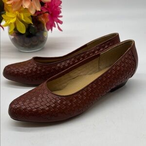 Trotters Rich Brown Woven Leather Flats Size 9 BFL9090B